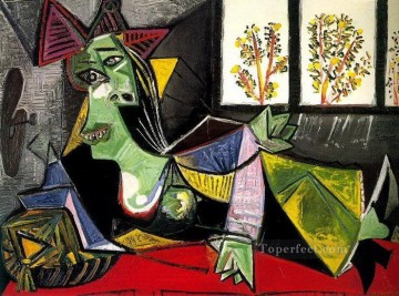 パブロ・ピカソ Painting - ソファに横たわる女性 ドラ・マール 1939年 パブロ・ピカソ